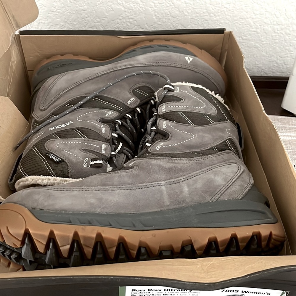 Vasque women’s snow boots size 9